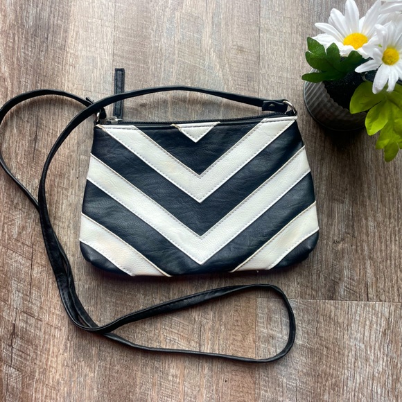 Black and white purse - Picture 1 of 1
